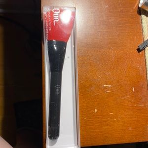 NWOT Quo angled powder brush